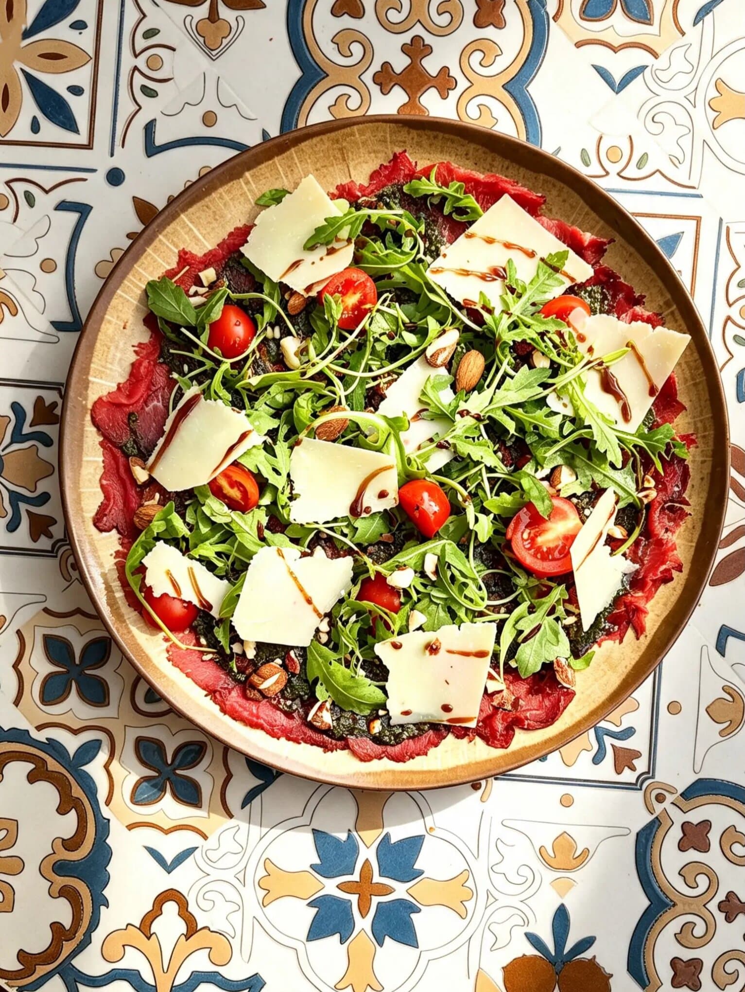 Carpaccio italien au bœuf Black Angus, roquette et parmesan